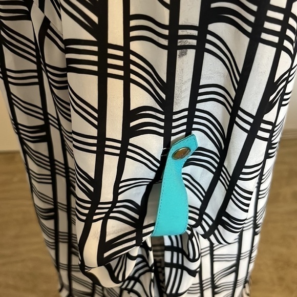 Bebe Printed Top with zipper accents. - Picture 7 of 8